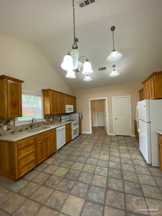 3416 Holt Cir, Pensacola, FL 32526 - photo 6