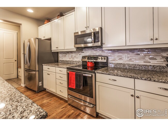 Premium Maple Kitchen Cabinets with Granite Counter Tops & contemporary Backsplash