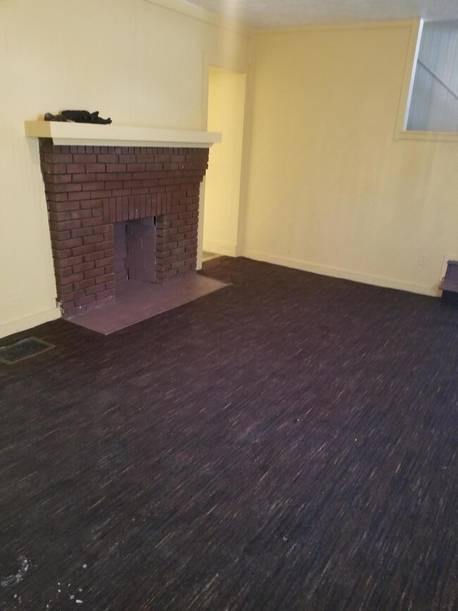 1381 E 20th Ave livingroom
