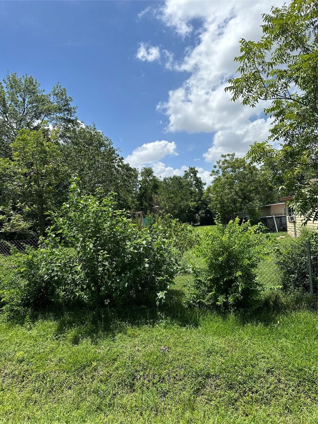 302 Walthall Dr, Houston, TX 77022 - photo 6