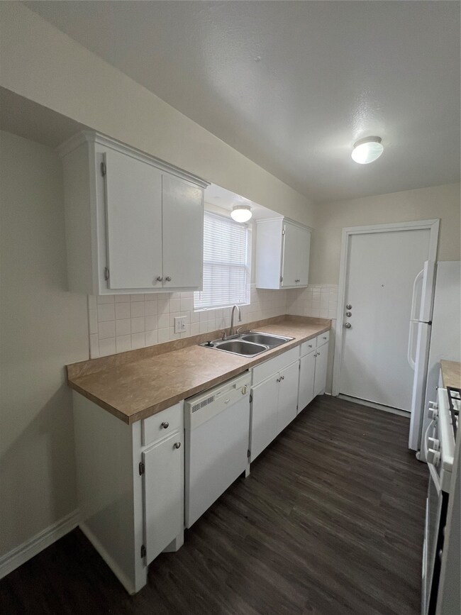 2400 5th St unit 12, Bay City, TX 77414 - photo 4