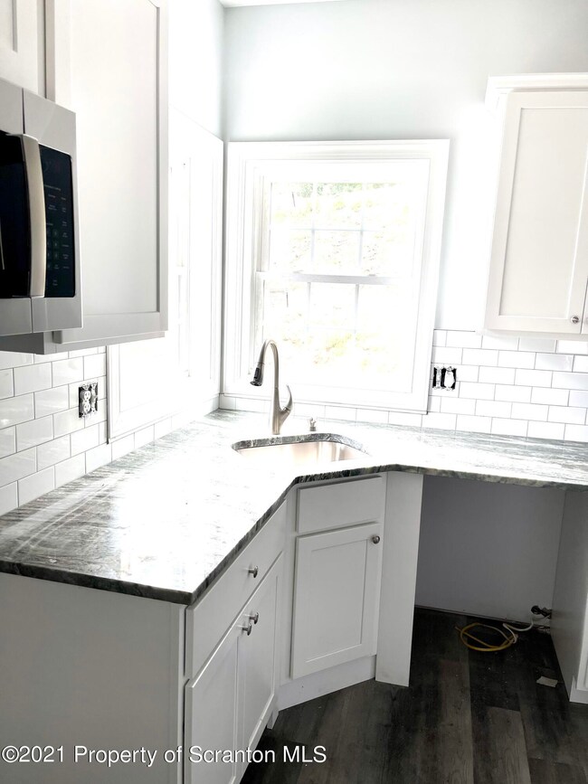 429 Felts St, Taylor, PA 18517 - photo 4