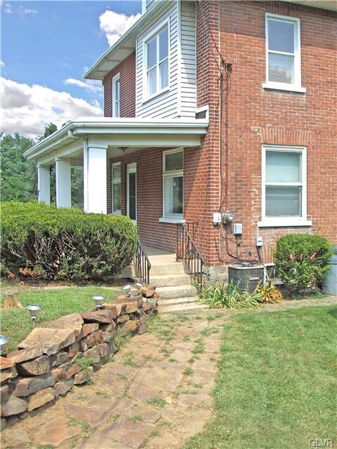 427 Chestnut St, Freemansburg, PA 18017 - photo 2