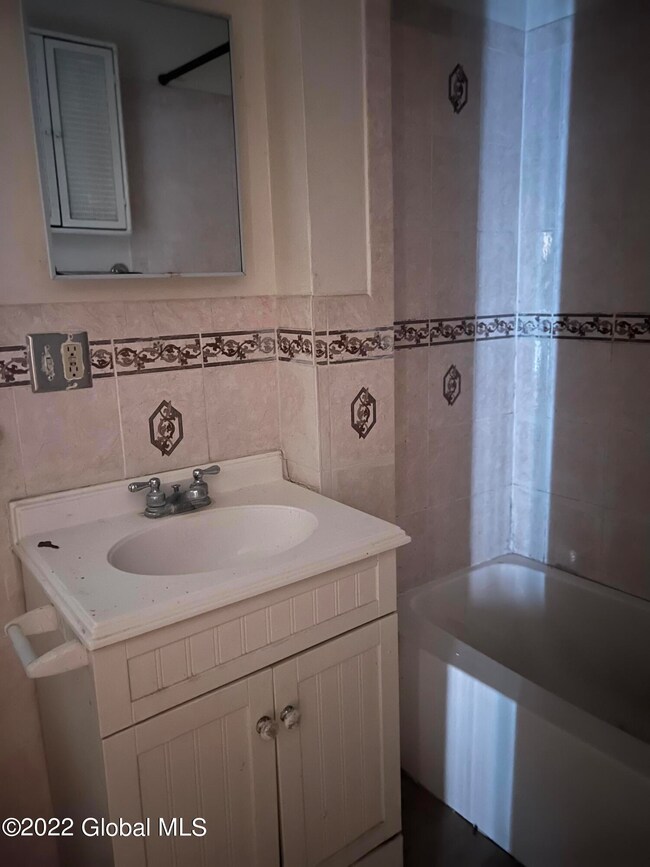 21 1/2 Moyston St, Schenectady, NY 12307 - photo 6