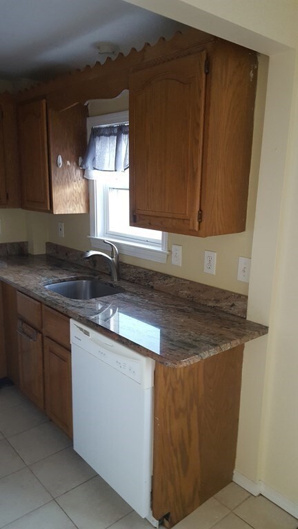 134 Coburn St unit 3, Lowell, MA 01850 - photo 4