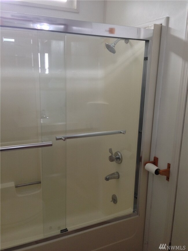 8915 Wilkensen Rd SE unit 8B, Yelm, WA 98597 - photo 5