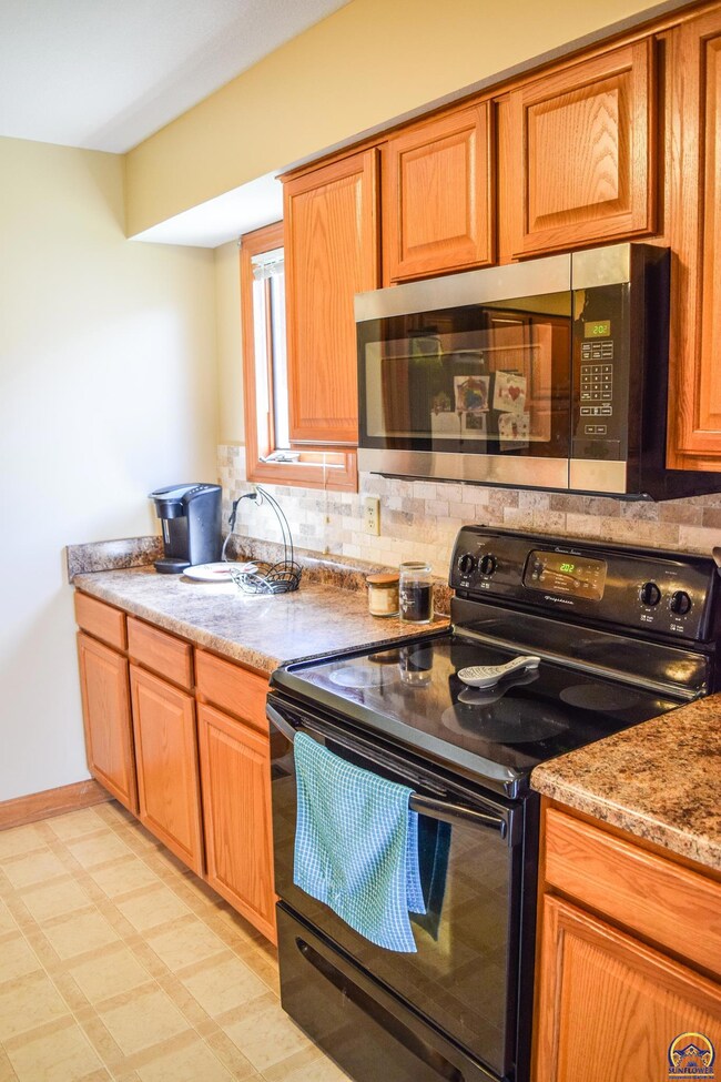 4427 SW Colly Creek Dr, Topeka, KS 66610 - photo 3