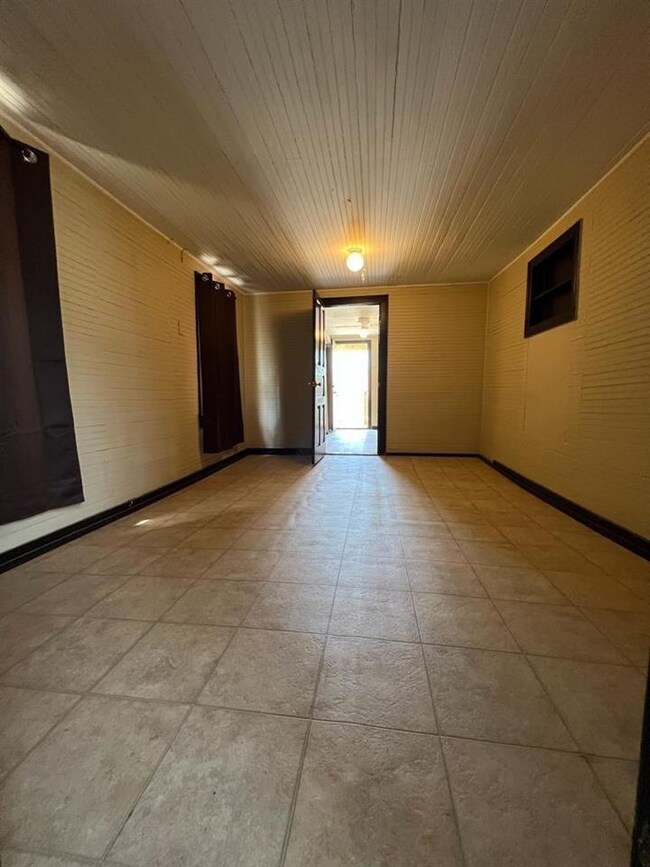304 E Stewart St, Laredo, TX 78040 - photo 7