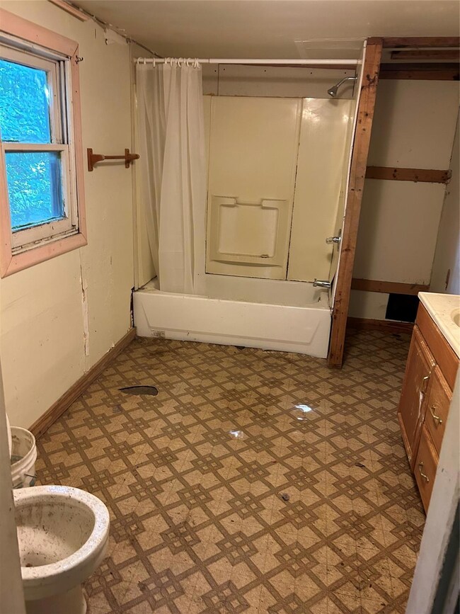 Full bathroom with vanity, toilet, and shower / tu