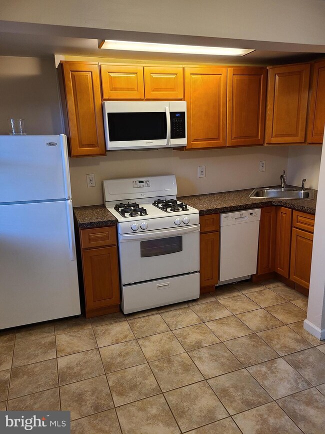 1619 N Wood Ave unit E1, Roselle, NJ 07203 - photo 7