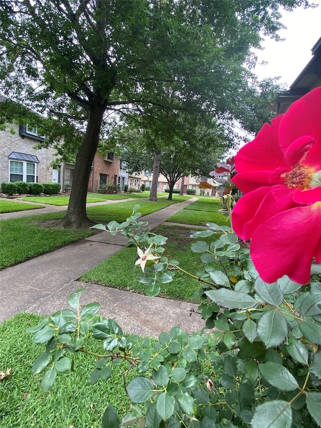3940 Laura Leigh Dr, Friendswood, TX 77546 - photo 2