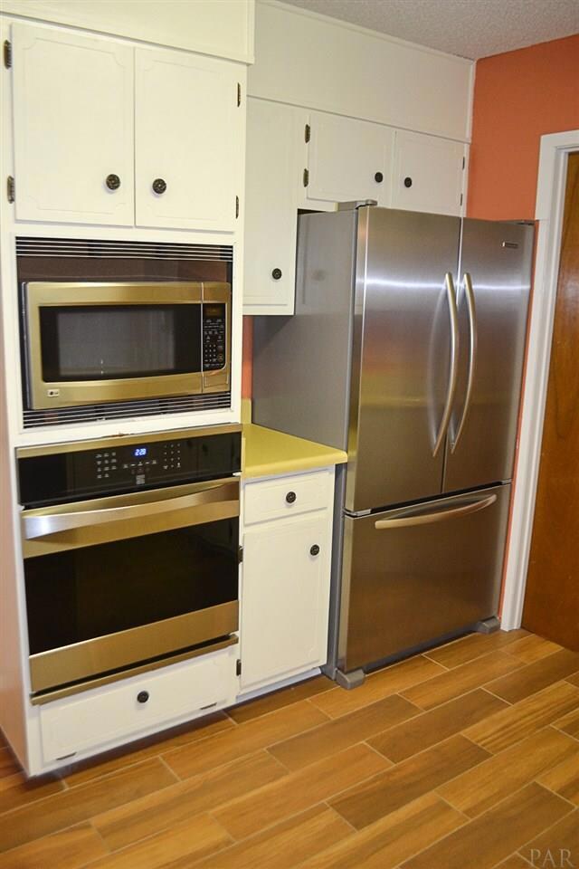 Newer stainless appliances, built in Micro & Oven!