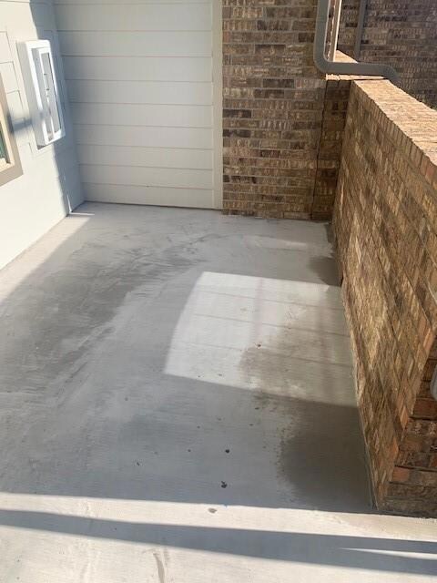 Front patio to the rleft of front door