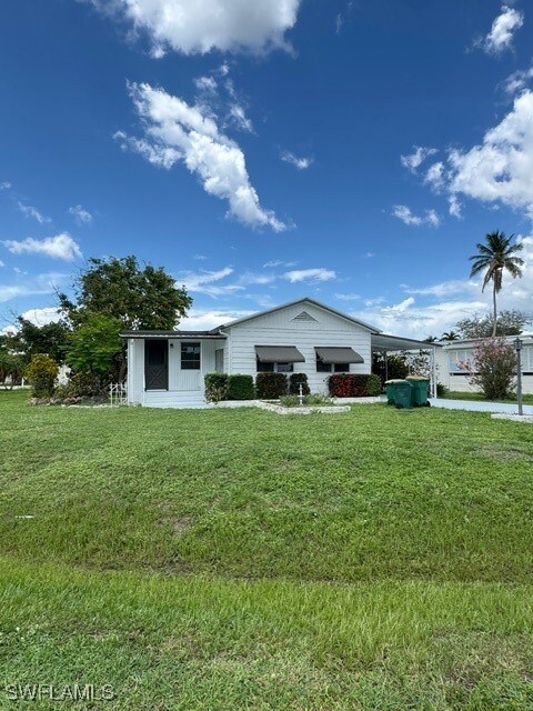 View of front facade featuring a front yard and a