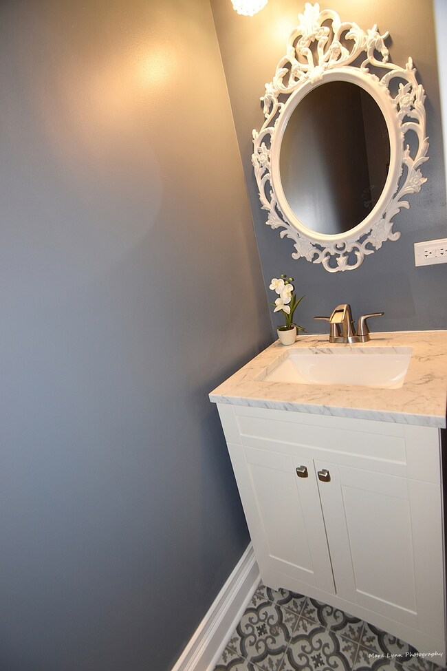 811 W Downer Place, Aurora, IL 60506 - photo 4