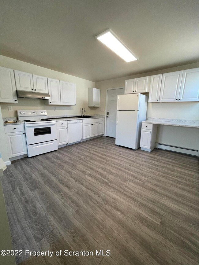 913 Lincoln St, Scranton, PA 18519 - photo 4