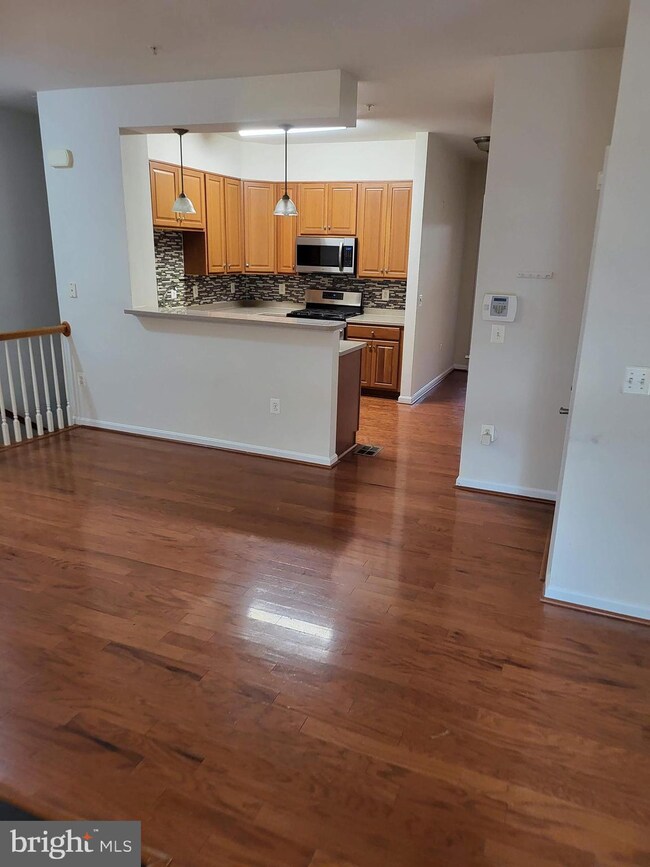 13945 Hollow Wind Way unit 101, Woodbridge, VA 22191 - photo 6