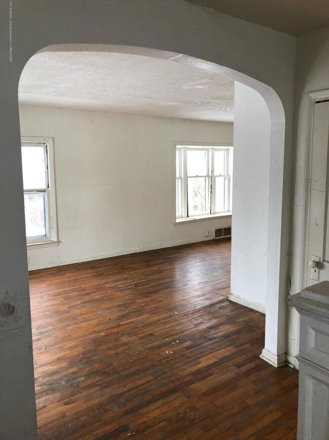 1115 Kingsley Ct, Lansing, MI 48915 - photo 3