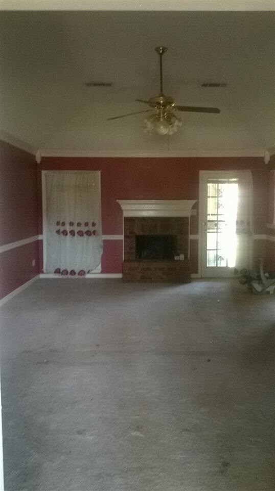 Large, pretty great room with vaulted ceiling and 