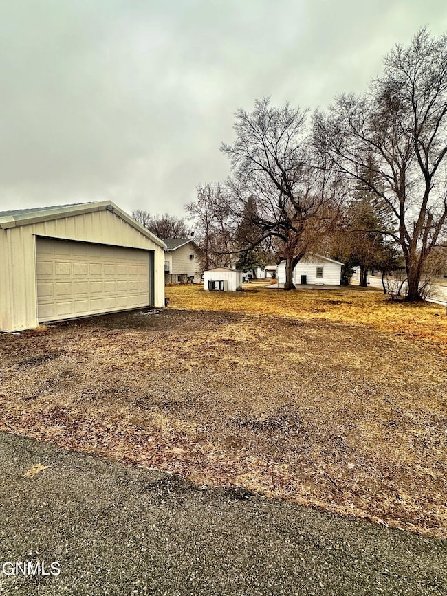 Lot/Detached Garage