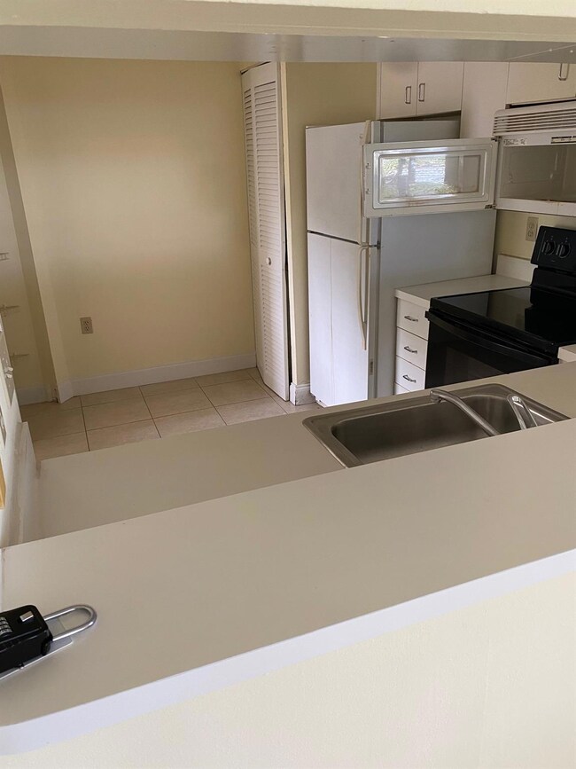 12104 Glenmoor Dr unit 12104, West Palm Beach, FL 33409 - photo 3