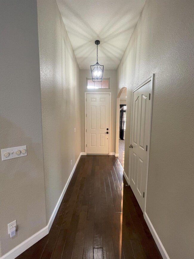 2890 N Dee Ann Ave, Fresno, CA 93727 - photo 7