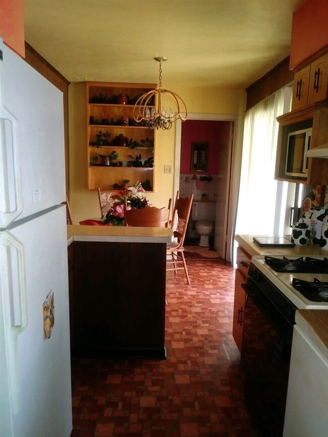 WITH FULL BATHROOM OFF KITCHEN