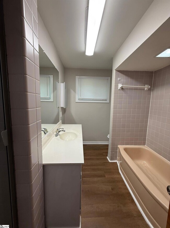 3329 Robin Hood Dr, Spartanburg, SC 29302 - photo 6