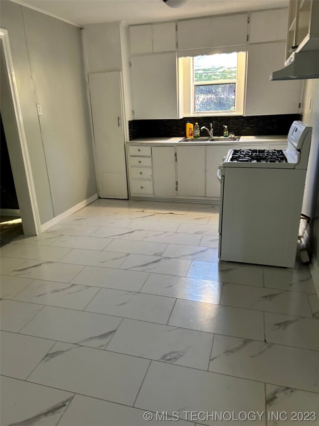 325 W 14th St, Ada, OK 74820 - photo 4