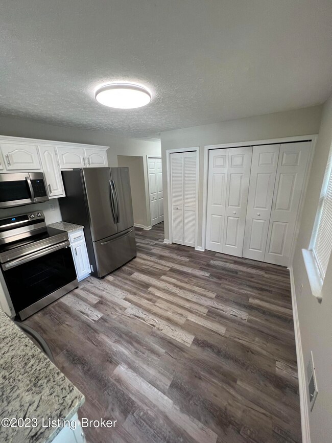 6611 Burlwood Dr, Louisville, KY 40229 - photo 7