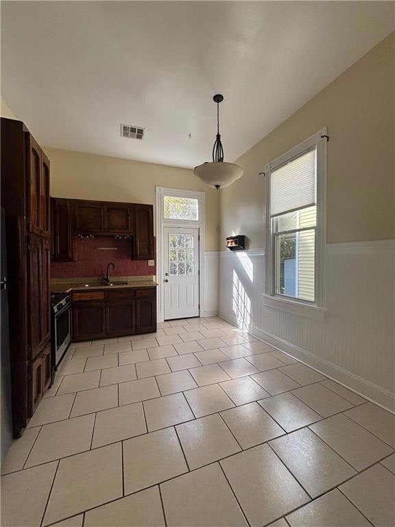 Kitchen with washer/dryer