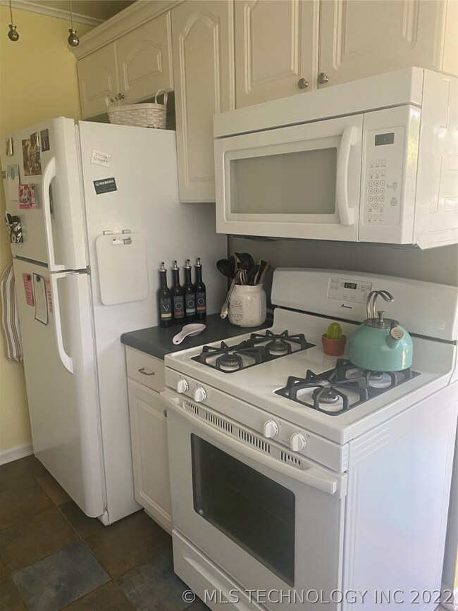 NICE GAS RANGE AND BUILT IN MICROWAVE