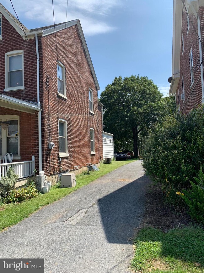 326 E Jackson St, New Holland, PA 17557 - photo 2