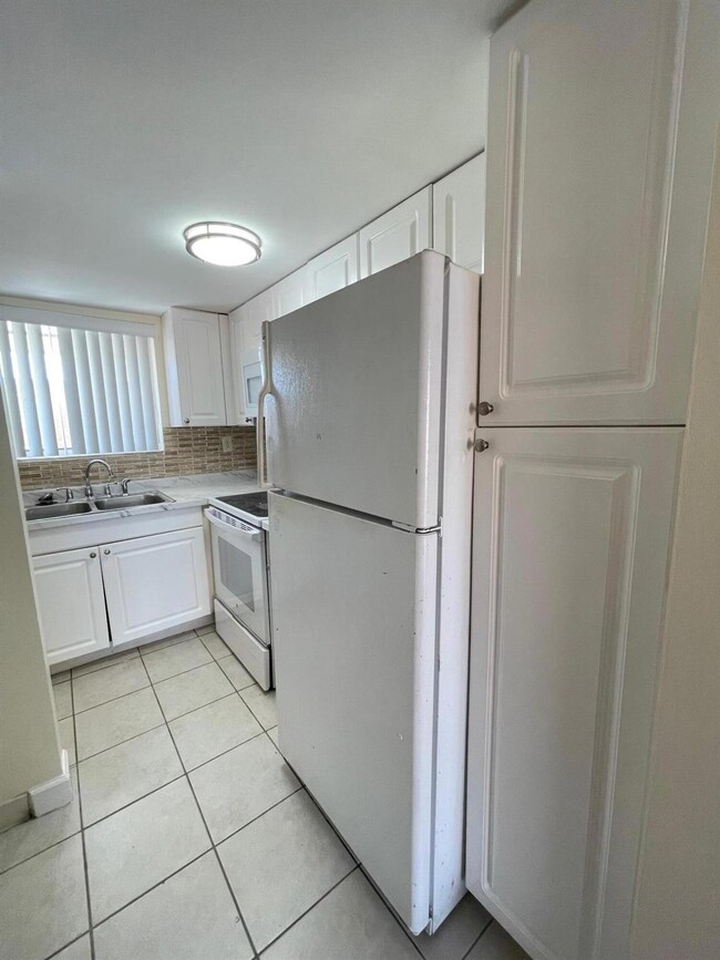 1501 Crescent Cir unit A6, West Palm Beach, FL 33403 - photo 4