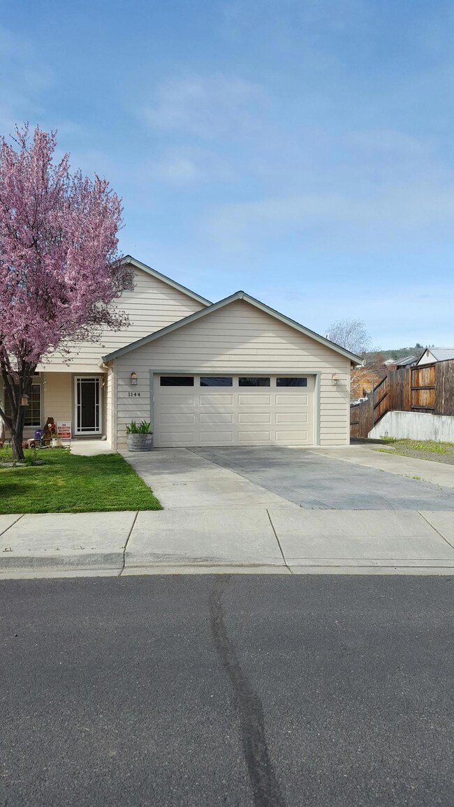 1144 Highlands Dr, Eagle Point, OR 97524 - photo 4