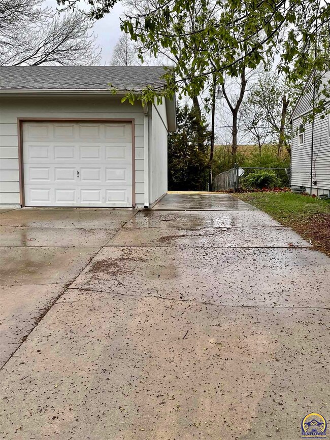4100 SW 33rd Terrace, Topeka, KS 66614 - photo 2