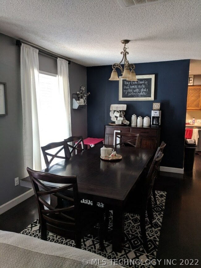 Dining (staged)