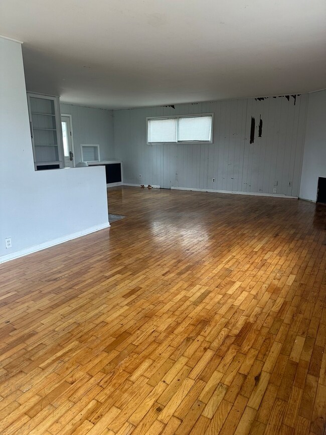 914 E Daggy St, Tuscola, IL 61953 - photo 2