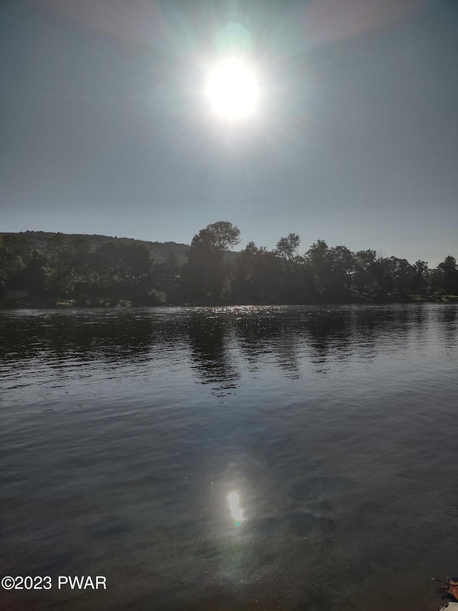 1070 Delaware Dr, Matamoras, PA 18336 - photo 2