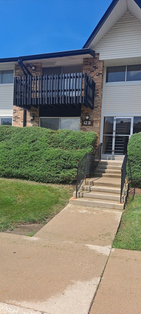 12B Kingery Quarter unit 108, Willowbrook, IL 60527 - photo 2