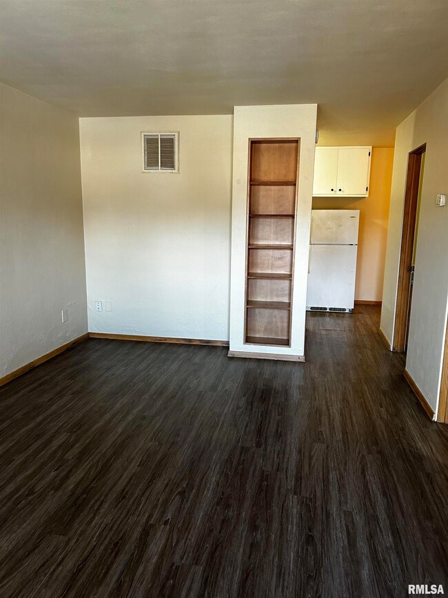 1102 Oxford Ave unit 7, Pekin, IL 61554 - photo 2