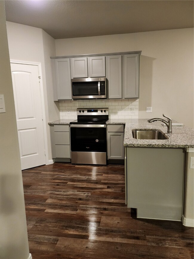 2909 4th St, Bay City, TX 77414 - photo 4