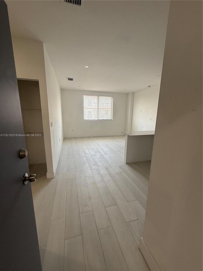 909 E 24th St unit 403, Hialeah, FL 33013 - photo 4