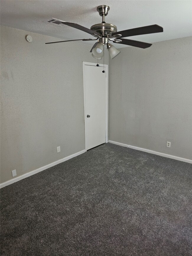 7615 Sterlingshire St, Houston, TX 77016 - photo 5