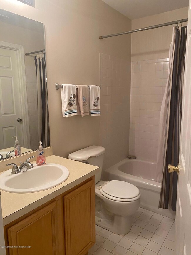 308 Wedgewood Cir unit 324, Belford, NJ 07718 - photo 4