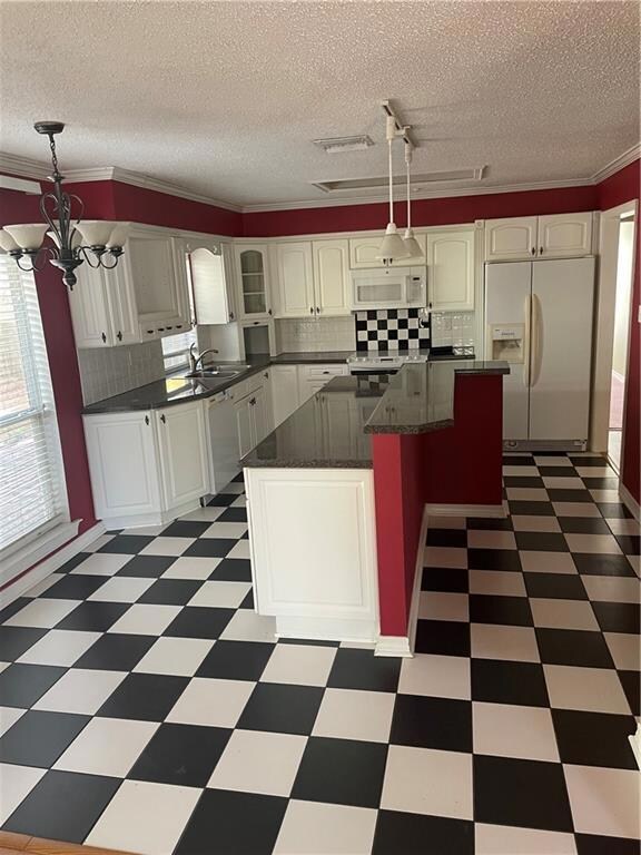 LRG KITCHEN WITH BRK AREA