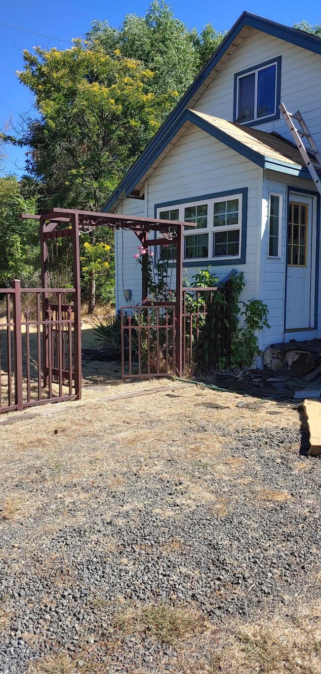 3339 Crest St, Klamath Falls, OR 97603 - photo 2