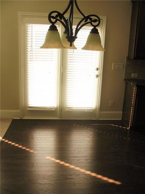 6450 Pine Bluff - Breakfast Area