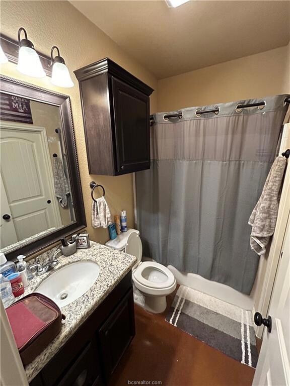 Full bathroom featuring a shower with curtain, toi