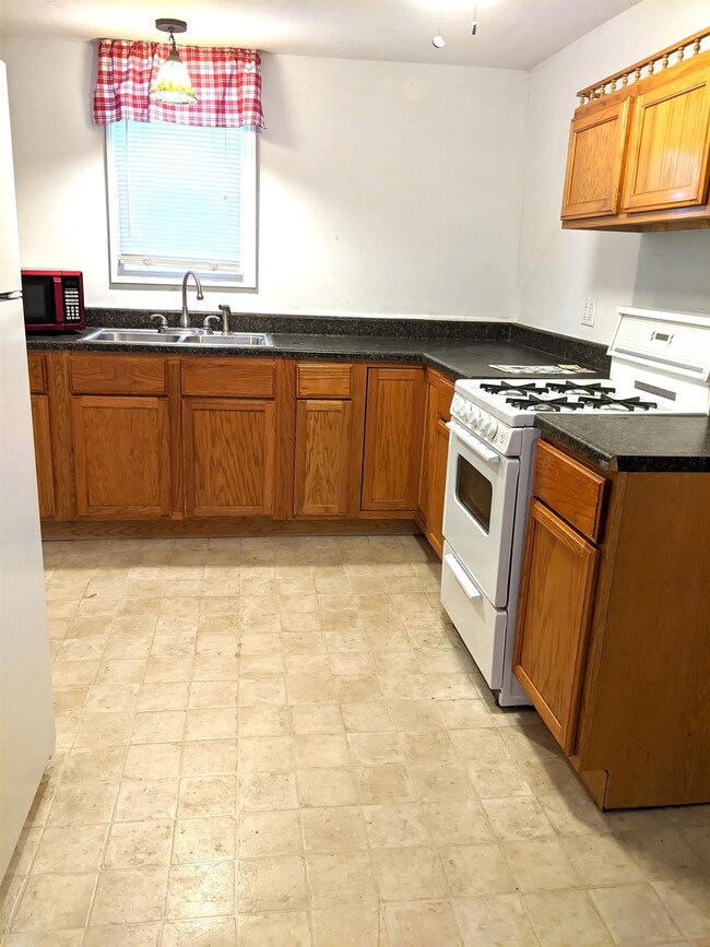 25 Beacon St unit 2nd Floor, Concord, NH 03301 - photo 3